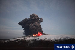 El vólcán de Islandia en erupción.