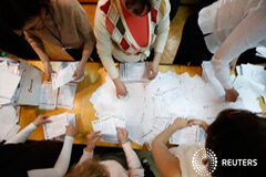 Rebeldes declaran la victoria en una votación independentista en Ucrania Miembros de una comisión electoral local en Donetsk el 11 de mayo de 2014