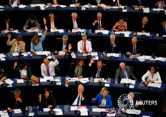 Miembros del Parlamento Europeo durante una votación en Estrasburgo, Francia, el 12 de septiembre de 2018