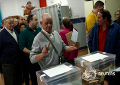Un hombre sostiene su papaleta antes de votar en las elecciones generales en Ronda, al sur de España, el 20 de diciembre de 2015.
