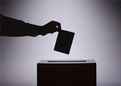 Una persona votando en una urna
