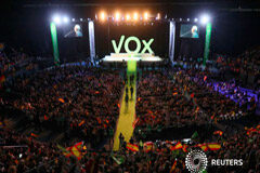 VOX entra en las Cortes Generales que conforman el Parlamento y el Senado bloqueando una declaración contra la homofobia Seguidores del partido de extrema derecha VOX en un acto en el Palacio Vistalegre, Madrid