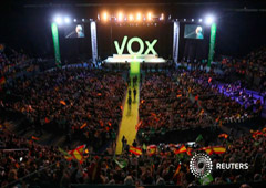 Seguidores del partido de extrema derecha VOX en un acto en el Palacio Vistalegre, Madrid