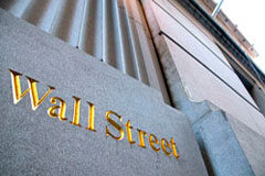 Si tu taxista invierte en bolsa ¡véndelo todo! Las palabras Wall Street grabadas en el edificio de Nueva York