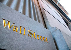 Las palabras Wall Street grabadas en el edificio de Nueva York