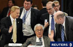 La Cámara de Representantes aprueba la reforma de Wall Street el presidente del Comité de Servicios Financieros Barney Frank habla con un grupo de integrantes del comité sobre la reforma de Wall Street el 24 de junio de 2010.