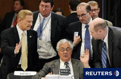 el presidente del Comité de Servicios Financieros Barney Frank habla con un grupo de integrantes del comité sobre la reforma de Wall Street el 24 de junio de 2010.