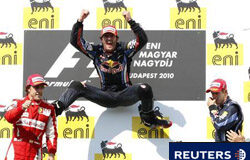 Webber gana el Gran Premio de Hungría y Alonso termina segundo Webber (C) celebra su victoria junto a Alonso (I) y Vettel en el circuito de Hungaroring cerca de Budapest el 1 de agosto de 2010.