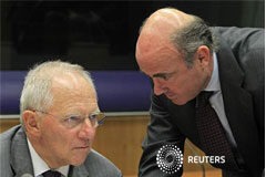 Alemania: España debe decidir si solicita un rescate Imagen del ministro alemán de Finanzas, Wolfgang Schäuble (izq.), hablando con el ministro español de Economía, Luis de Guindos, en un encuentro de ministros del ramo de la eurozona celebrado el 8 de octubre en Luxemburgo