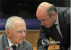 Imagen del ministro alemán de Finanzas, Wolfgang Schäuble (izq.), hablando con el ministro español de Economía, Luis de Guindos, en un encuentro de ministros del ramo de la eurozona celebrado el 8 de octubre en Luxemburgo