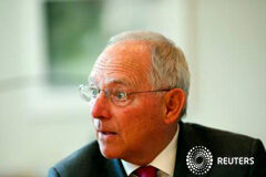 Schäuble dice optimismo griego de acuerdo inminente no está justificado El ministro de Finanzas alemán, Wolfgang Schäuble, en un gesto durante una entrevista con Reuters el 20 de mayo de 2015 en Berlín