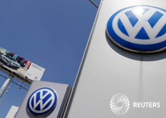 El logo del fabricante alemán Volkswagen, situado en una de sus sedes en Puebla, México, el 23 de septiembre de 2015