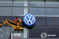 La Fiscalía pide investigar a Volkswagen por fraude y delito ambiental Unos trabajadores limpian la fachada de un concesionario de Volkswagen en Sevilla, el 16 de octubre de 2015