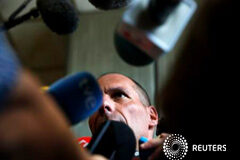 Grecia pide que se reconozcan los avances en las negociaciones El ministro griego de finanzas Yanis Varoufakis habla con los medios en Madrid, el 8 de mayo de 2015