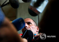 El ministro griego de finanzas Yanis Varoufakis habla con los medios en Madrid, el 8 de mayo de 2015 El ministro griego de finanzas Yanis Varoufakis habla con los medios en Madrid, el 8 de mayo de 2015