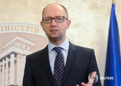Yatseniuk en una conferencia de prensa con el ministro de Exteriores británico William Hague en Kiev, el 3 de marzo de 2014 Yatseniuk en una conferencia de prensa con el ministro de Exteriores británico William Hague en Kiev, el 3 de marzo de 2014
