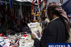 Al Qaeda en Yemen advierte de que «lo peor está por llegar» Un manifestante antigubernamental lee un periódico con la imagen de Bin Laden en Saná el 3 de mayo de 2011.