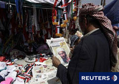 Un manifestante antigubernamental lee un periódico con la imagen de Bin Laden en Saná el 3 de mayo de 2011.