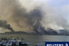 Corea del Norte ataca una isla surcoreana Varias columnas de humo se elevan sobre la isla surcoreana de Yeonpyeong el 23 de noviembre de 2010.