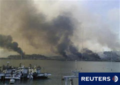 Varias columnas de humo se elevan sobre la isla surcoreana de Yeonpyeong el 23 de noviembre de 2010.