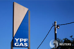 Nos expropian en Latinoamérica Un poster donde pone 'YPF GAS'