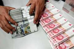 Banco central de China interviene para apoyar al yuan, según operadores Un empleado de banca contando yuanes y dólares en una sucursal del Bank of China en Taiyuan, en la provincia china de Shanxi, el 4 de enero de 2016