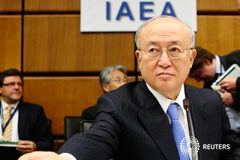 La AIEA e Irán firman una declaración conjunta de cooperación nuclear El director general de la Agencia Internacional de la Energía Atómica, Yukiya Amano, alcanza un papel antes de una reunión en Viena, el 5 de junio de 2013