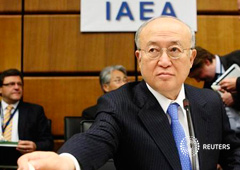 El director general de la Agencia Internacional de la Energía Atómica, Yukiya Amano, alcanza un papel antes de una reunión en Viena, el 5 de junio de 2013