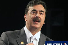 El Tribunal Supremo de Pakistán convoca al primer ministro el primer ministro paquistaní Yusuf Raza Gilani habla durante una rueda de prensa en una reunión de jefes de Gobierno de la Commonwealth en Perth, el 29 de octubre de 2011