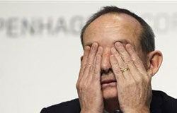 El responsable del clima de la ONU Yvo de Boer dimitirá en julio De Boer durante una rueda de prensa durante la cumbre del clima en Copenhague, el 19 de dicimebre de 2009.