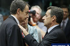 La eurozona llega a un acuerdo sobre la ayuda a Grecia y el FEEF Zapatero, habla con Nicolas Sarkozy, durante la cumbre celebrada en Bruselas el 26 de octubre de 2011