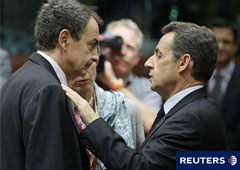Zapatero, habla con Nicolas Sarkozy, durante la cumbre celebrada en Bruselas el 26 de octubre de 2011
