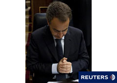 Rodríguez Zapatero mira sus notas al inicio de la sesión de control semanal del Gobierno en el Parlamento, en Madrid, el 4 de mayo de 2011.