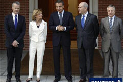 ANÁLISIS – El acuerdo sobre Grecia acota los riesgos para España El presidente del Gobierno, José Luis Rodríguez Zapatero, posa el 22 de julio en Moncloa junto a, de izquierda a derecha, los titulares de Interior, Antonio Camacho; Economía, Elena Salgado; Política Territorial, Manuel Cahves, y Fomento y Portavocía, Jos