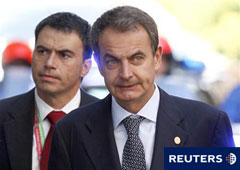 El presidente del Gobierno español, José Luis Rodríguez Zapatero, llega a la cumbre de líderes de la Unión Europea en Bruselas el 24 de junio de 2011.