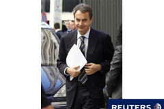 Zapatero: El déficit del Estado a junio caerá cerca de un 20% Zapatero llega a una sesión parlamentaria en Madrid el 13 de julio de 2011.