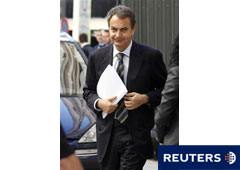 Zapatero llega a una sesión parlamentaria en Madrid el 13 de julio de 2011.