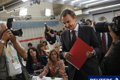 El Ibex baja tras la derrota del PSOE, la deuda europea preocupa Zapatero llega a una rueda de prensa en la sede del PSOE en Madrid el 22 de mayo de 2011