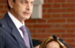 Huelga de empleados públicos en víspera de la reforma laboral la ministra española de Economía, Elena Salgado (derecha), escucha al presidente del Gobierno, José Luis Rodríguez Zapatero, en una rueda de prensa conjunta con el primer ministro paquistaní, Yusuf Raza Gilani (que no aparece) en el Palacio de la Moncloa,