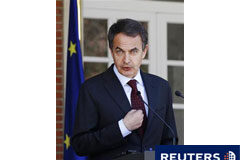 Zapatero: «La operación en Libia no pretende expulsar a Gadafi» Zapatero en una rueda de prensa conjunta con el secretario general de la ONU, Ban Ki-moon, que no aparece en la foto, tras un encuentro en el Palacio de La Moncloa en Madrid el 18 de marzo.