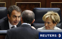Imagen del presidente del Gobierno, José Luis Rodríguez Zapatero, hablando con el portavoz parliamentario del PNV Josu Erkoreka ante la vicepresidenta María Teresa Fernández de la Vega en una sesión parlamentaria el pasado mes de junio.