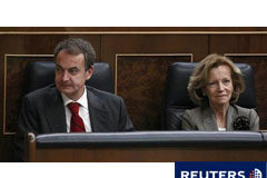 Zapatero vincula la solidez del bienestar social a las reformas Zapatero (I) junto a la ministra de Economía, Elena Salgado, antes de su intervención en el Congreso de los Diputados en Madrid el 24 de febrero de 2011.