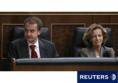 Zapatero (I) junto a la ministra de Economía, Elena Salgado, antes de su intervención en el Congreso de los Diputados en Madrid el 24 de febrero de 2011.