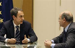 El Gobierno mantiene el plan de retraso de la edad de jubilación el presidente del Gobierno, José Luis Rodríguez Zapatero (2D) habla con el presidente de la CEOE, Gerardo Díaz Ferrán (D), junto a Corbacho (2I) y el secretario general de CCOO, Ignacio Fernández Toxo (I), en el Palacio de La Moncloa en Madrid el 5 de feb