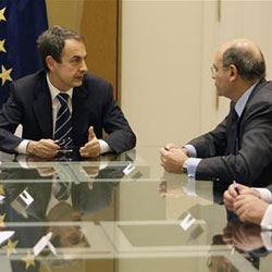 el presidente del Gobierno, José Luis Rodríguez Zapatero (2D) habla con el presidente de la CEOE, Gerardo Díaz Ferrán (D), junto a Corbacho (2I) y el secretario general de CCOO, Ignacio Fernández Toxo (I), en el Palacio de La Moncloa en Madrid el 5 de feb el presidente del Gobierno, José Luis Rodríguez Zapatero (2D) habla con el presidente de la CEOE, Gerardo Díaz Ferrán (D), junto a Corbacho (2I) y el secretario general de CCOO, Ignacio Fernández Toxo (I), en el Palacio de La Moncloa en Madrid el 5 de feb