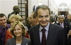 El Congreso rechaza enmiendas a la totalidad a los presupuestos Presidente del Gobierno, José Luis Rodríguez Zapatero (dcha.), con la ministra de Economía, Elena Salgado, en los pasillos del Congreso de los Diputados en Madrid el 20 de octubre.