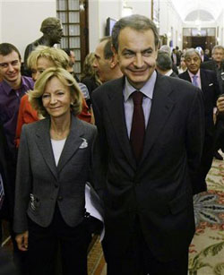 Presidente del Gobierno, José Luis Rodríguez Zapatero (dcha.), con la ministra de Economía, Elena Salgado, en los pasillos del Congreso de los Diputados en Madrid el 20 de octubre.