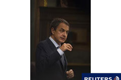 Zapatero propone incluir en la Constitución el techo de gasto Zapatero gesticula durante la sesión parlamentaria en el Congreso de los Diputados en Madrid el 23 de agosto de 2011.