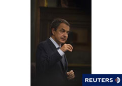 Zapatero gesticula durante la sesión parlamentaria en el Congreso de los Diputados en Madrid el 23 de agosto de 2011.