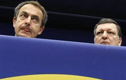 España dice que no ha solicitado ayuda a la UE el presidente español José Luis Rodríguez Zapatero y su homólogo portugués José Manuel Durao Barroso durante una rueda de prensa en Bruselas, el 25 de marzo de 2010.